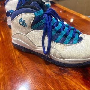 Men’s size 8 jordans
Does have wear but plenty left